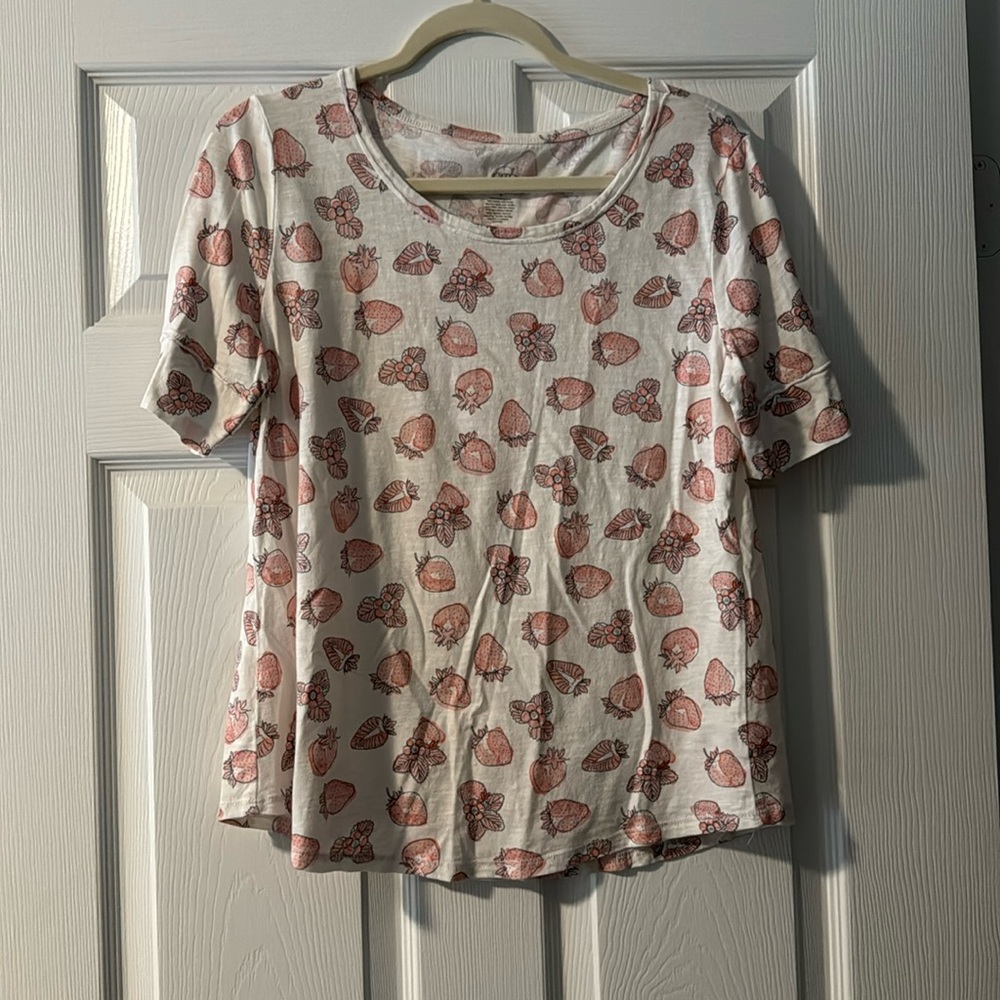 Cato scoop neck strawberry short sleeve shirt medium